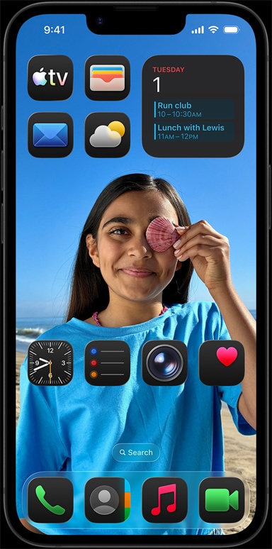 iPhone 16e, заобиколен от приложения като Apple mail, WhatsApp, Safari, Apple Maps, Apple Music, Photos, Notes и Home