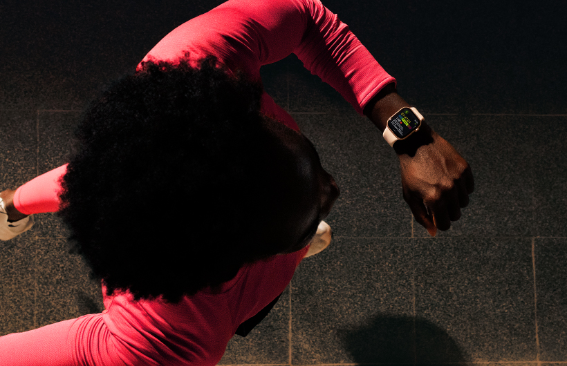 Uma pessoa checa seu progresso no app Exercício do Apple Watch Series 11 enquanto corre