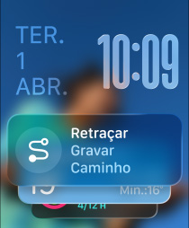 Três modelos de Apple Watch. No centro, está o Apple Watch Ultra 2 com caixa natural de titânio e pulseira loop Trail preta, o mostrador exibe o app Watch e o widget Retraçar. À direita, está o Apple Watch com caixa preta brilhante e pulseira loop solo trançada água-marinha, e o mostrador exibe uma conversa com a avó com Tradução ao Vivo. À esquerda, está o Apple Watch com caixa prateada e pulseira esportiva tangerina, e o mostrador exibe a Corrida ao Ar Livre com um botão de reprodução no app Exercício.