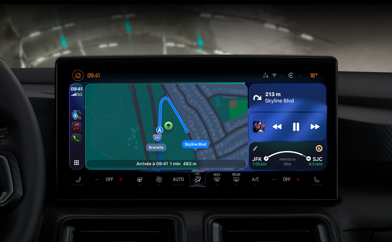 CarPlay dans une voiture affichant un itinéraire dans Plans, l’app Apple Music, des informations de vol et des widgets