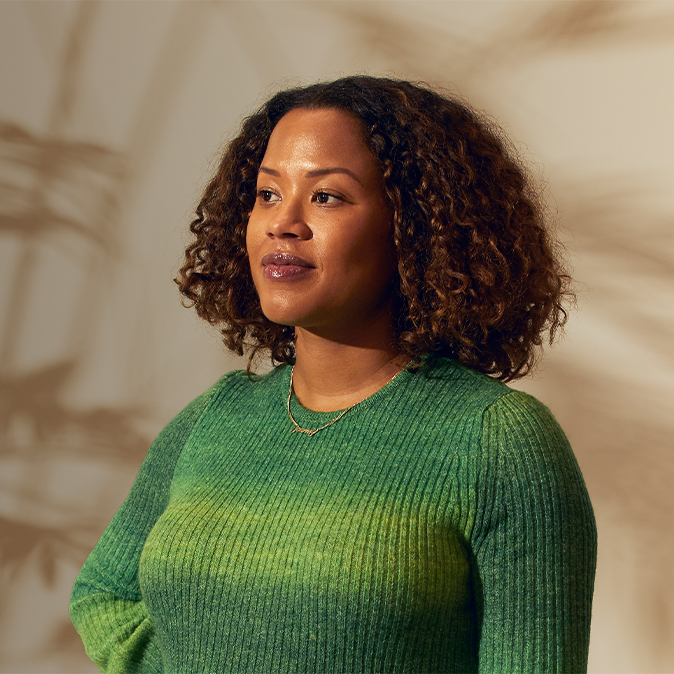 Sydney all’interno di un ufficio che guarda verso destra con aria sicura