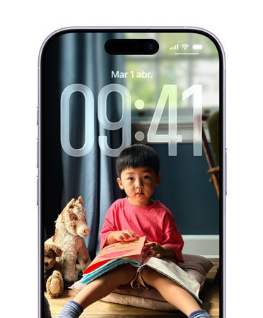 Pantalla bloqueada de un iPhone con la hora adaptada a la foto del fondo