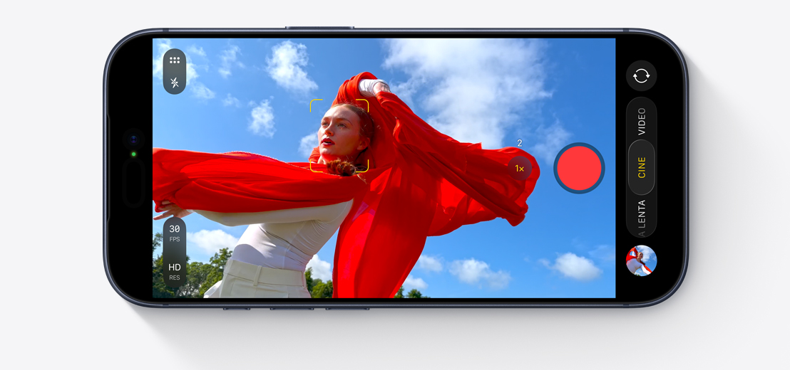 Pantalla de un iPhone que muestra el modo Cine mientras graba a una persona bailando al aire libre con un pañuelo rojo que se mueve con el viento