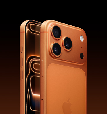 iPhone 17 Pro en acabado naranja cósmico, con parte de la pantalla visible y vista lateral que permite ver el Botón de Acción, el botón de volumen y el botón lateral. Parte trasera que muestra el sistema de cámaras Pro Fusion en la esquina superior izquierda.