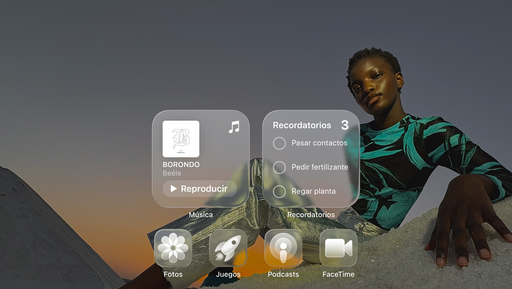 Pantalla de Liquid Glass con íconos translúcidos de apps como Apple Music, Recordatorios, Fotos, Juegos, Podcasts y FaceTime que refractan la luz sobre el fondo de pantalla