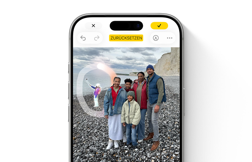 Die Benutzeroberfläche des Bereinigen Tools zeigt ein hervorgehobenes Objekt im Hintergrund eines Fotos, das zum Entfernen ausgewählt wurde