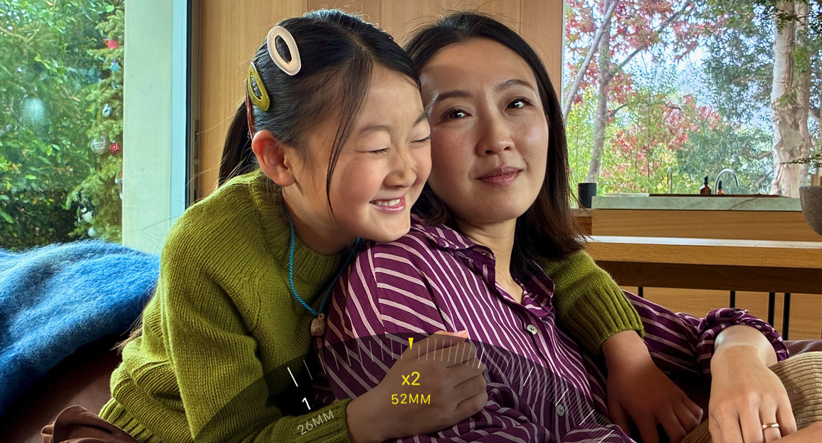 Teleobjetivo x2 en uso haciendo zoom a dos personas que se abrazan