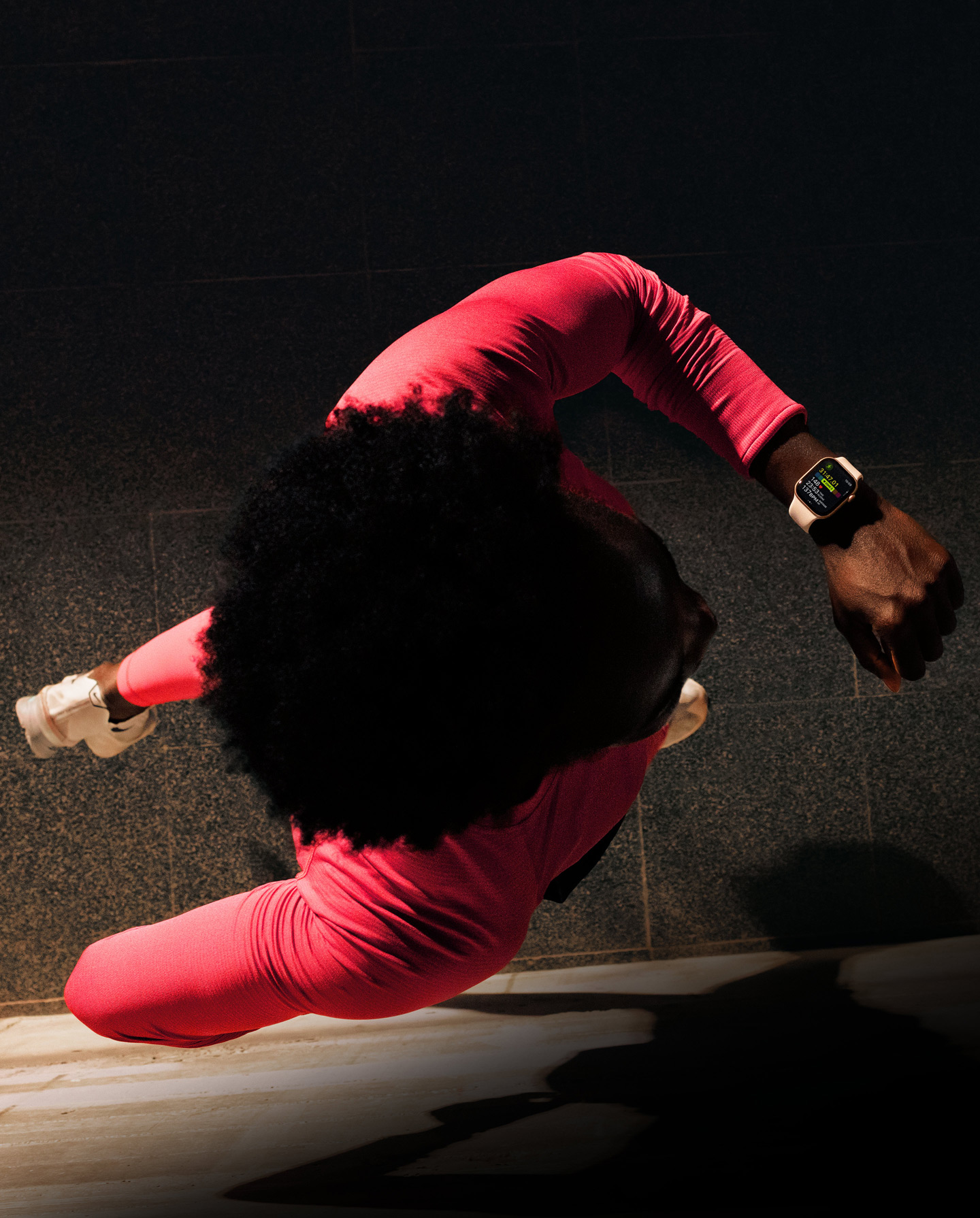 Pessoa a consultar o progresso na app Treino do Apple Watch Series 11 enquanto corre