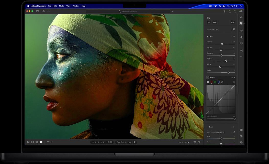 Écran d’un MacBook Pro affichant la retouche d’une photo d’une femme dans Adobe Lightroom