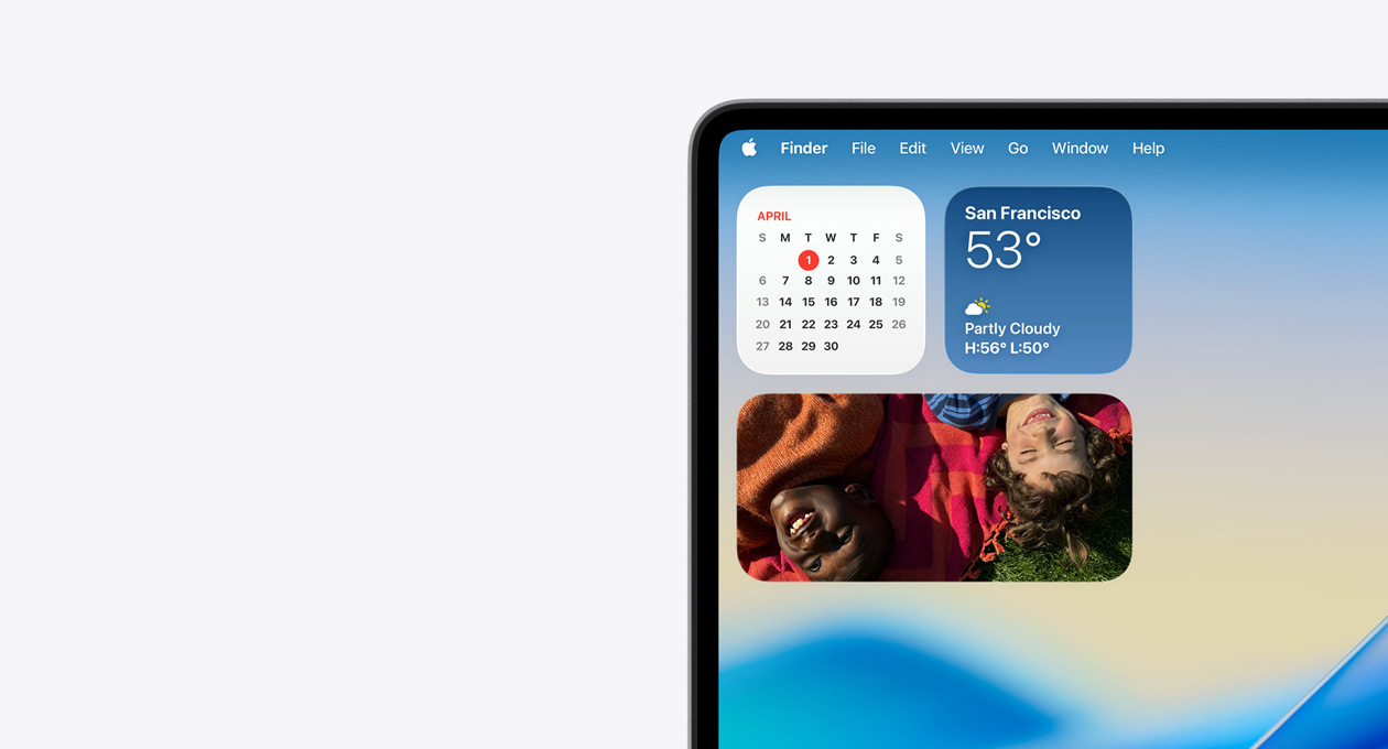 Oben links auf dem Mac Display mit der transparenten Menüleiste und den Liquid Glass Designs der Wetter, Kalender und Fotos App Widgets in der Mitteilungszentrale