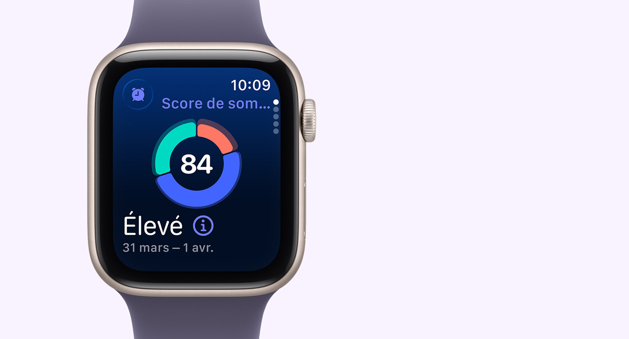 Apple Watch SE 3, boîtier en aluminium, lumière stellaire, écran montrant un graphique circulaire du score de sommeil, côté droit, Digital Crown, Bracelet Sport, brume violette