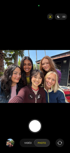 Écran d’un iPhone 17 montrant un selfie de groupe dans la fonctionnalité Cadre centré pour les photos