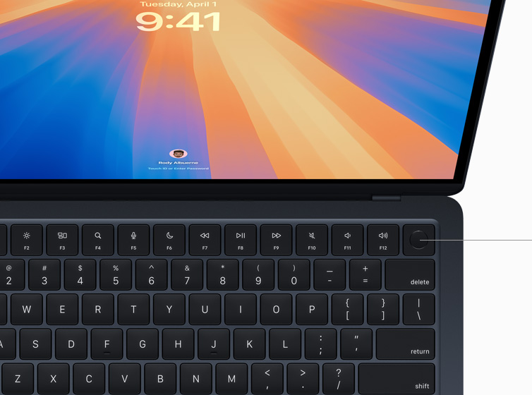 Ένα MacBook Air στο οποίο εμφανίζεται η χρήση του Touch ID για ασφαλή έγκριση μιας πληρωμής για online αγορά