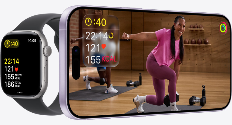 iPhone 上的 Apple Fitness+ app 顯示訓練畫面，而 Apple Watch 螢幕則顯示同步的運動指標