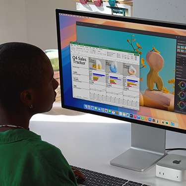 Wanita sedang duduk sambil mengerjakan spreadsheet Excel di Mac. Spreadsheet Excel adalah pemantau penjualan Q4. Di balik jendela spreadsheet Excel terdapat jendela Pixelmator Pro.
