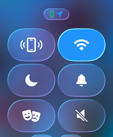 Ikon Pusat Kontrol tembus pandang, termasuk Jangan Ganggu dan Mode Teater, membiaskan latar belakang yang tampak buram