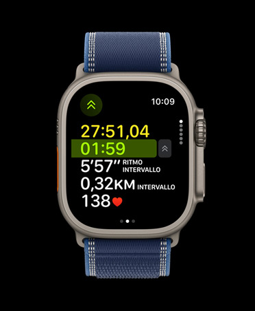 Apple Watch Ultra 3, cassa in titanio naturale, metriche dettagliate dell’allenamento Corsa outdoor, cinturino Trail Loop blu e blu acceso