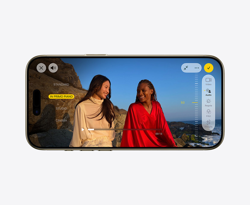 iPhone Air mostrato da davanti, video professionale con la funzione Mix audio in uso
