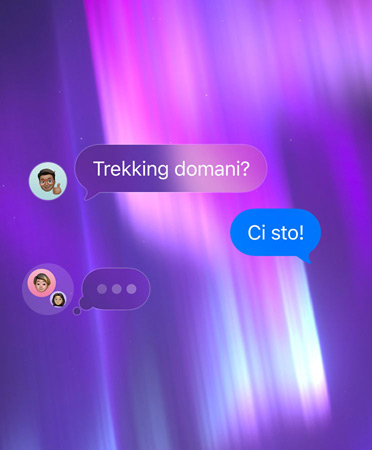 Una chat di gruppo in Messaggi, su uno sfondo astratto rosa, viola e blu