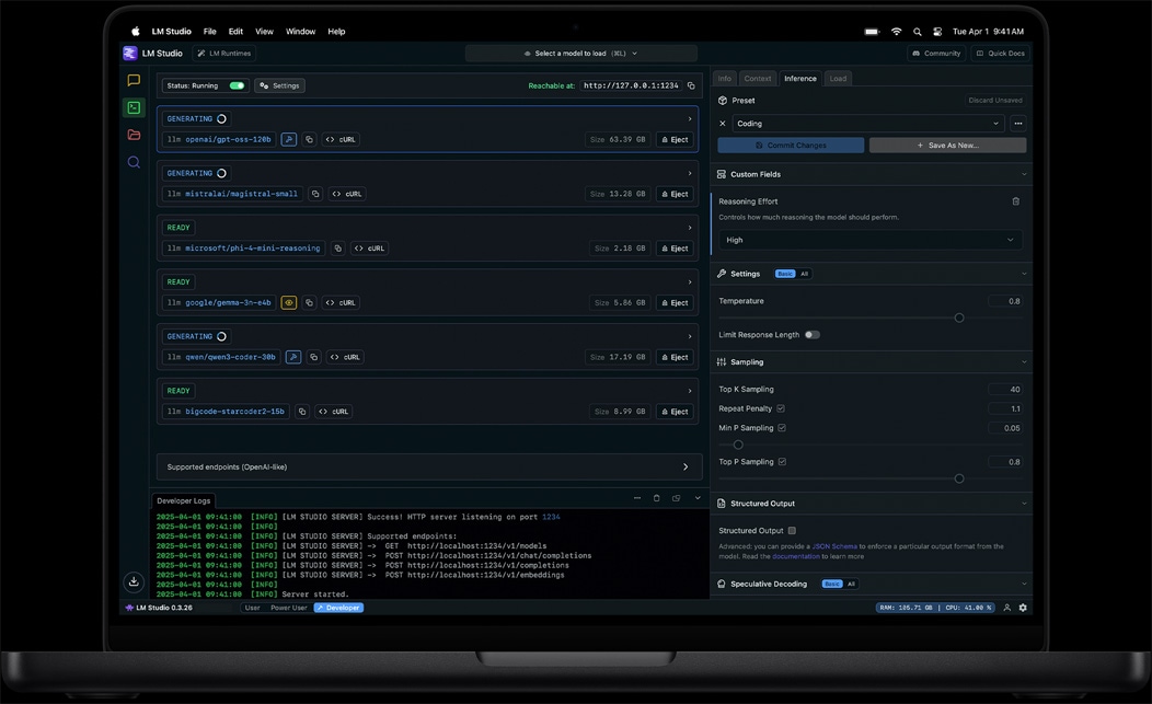 „MacBook Pro“ ekranas, kuriame rodoma „LM Studio“