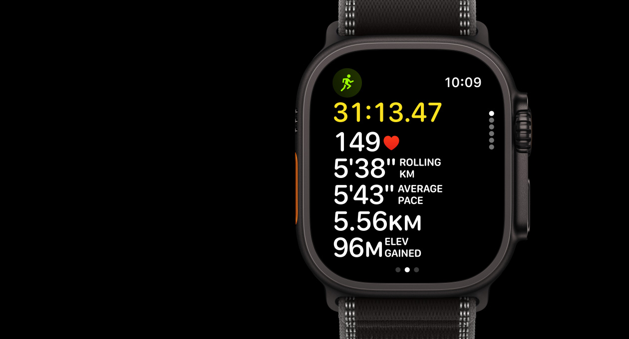 Apple Watch Ultra 3, melna krāsa, titāna ietvars, Workout aplikācija, Outdoor Run, ārpuses kreisais sāns, Action poga, ārpuses labais sāns, Digital Crown, sānu poga, siksniņa, Trail Loop siksniņa, melna/pelnpelēka krāsa