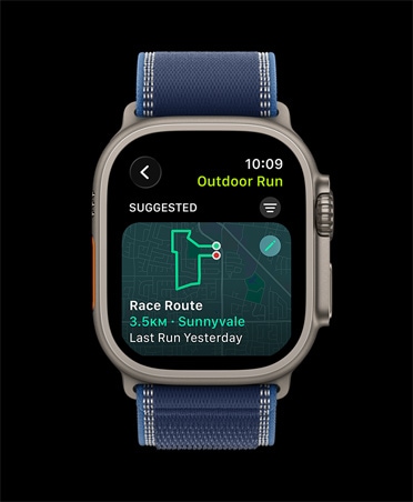 Apple Watch Ultra 3, dabīga krāsa, titāna ietvars, Race Route, Outdoor Run treniņš, siksniņa, Trail Loop siksniņa, zila/spilgti zila krāsa