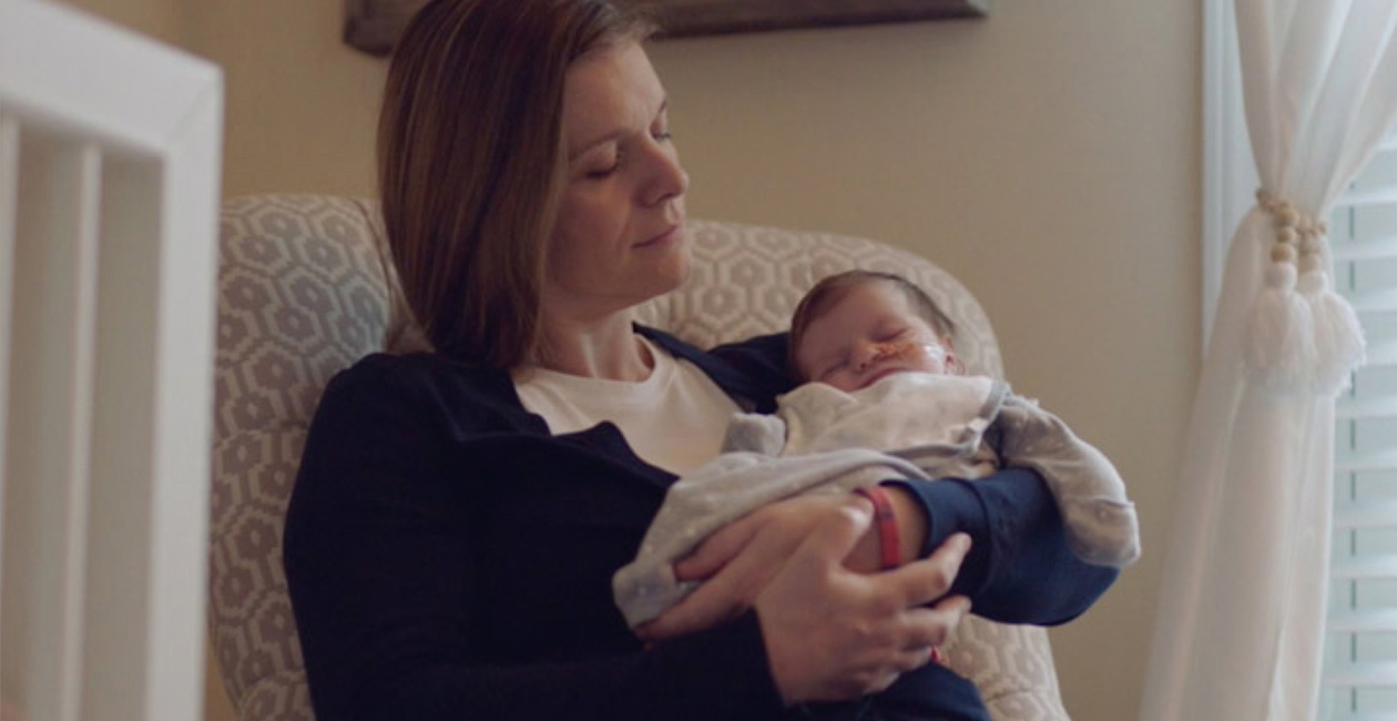 أمّ تعتني بطفلها.