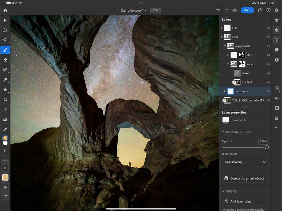 جهاز iPad&nbsp;Pro، الجزء الأمامي الخارجي، الوضع الأفقي، لون أسود فلكي، زوايا مدورة، إطار شاشة أسود، شاشة تُظهر صورة يتم تعديلها لوادٍ تحت سماء ليلية مرصعة بالنجوم، وعلى اليمين، تظهر طبقات التعديل والأدوات والتأثيرات، بما فيها ضربات الفرشاة والتعديلات وغيرها