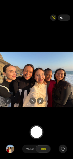 Parte frontal de un iPhone Air que muestra una selfie grupal con la funcionalidad Encuadre Centrado para fotos