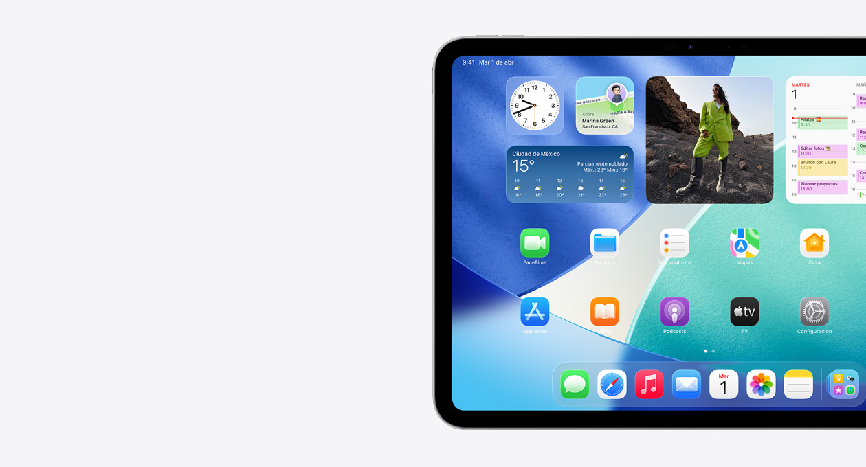 iPad, posición horizontal, sólo la parte izquierda de la pantalla, pantalla de inicio con widgets apilados, incluido el reloj translúcido que muestra el efecto Liquid Glass, la app Encontrar, el widget de Clima, dos filas de apps más pequeñas y el Dock