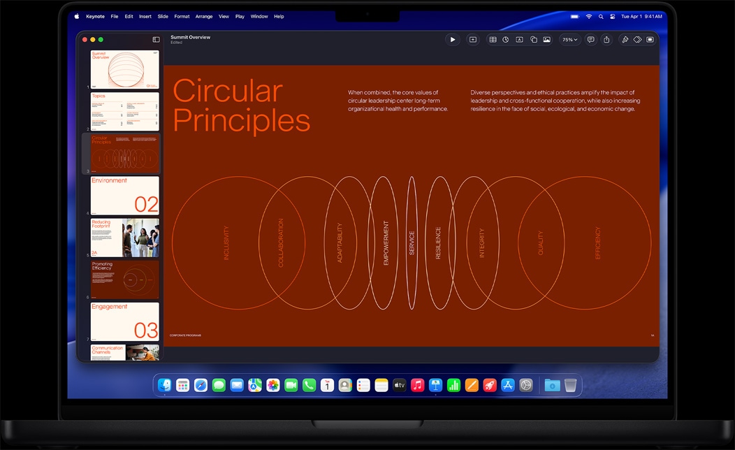 Ecranul MacBook Pro afișează o prezentare Keynote realizată pentru o întâlnire de afaceri