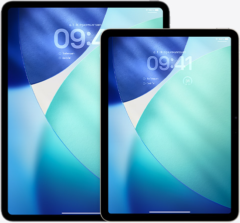 iPad และ iPad Air วางคู่กัน โดย iPad Air อยู่ด้านหน้าและซ้อนทับ iPad ในแนวตั้ง โดยที่หน้าจอล็อคแสดงเวลาในสไตล์ Liquid Glass แบบโปร่งแสง