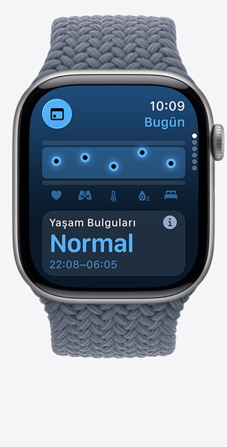 Apple Watch Series 11, titanyum kasa, arduvaz renk, Yaşam Bulguları uygulaması, sağlık skoru grafiği, referans değer üzerinde bilekten sıcaklık bildirimi, sağdan görünüm, Digital Crown, demir mavisi Örgü Solo Loop