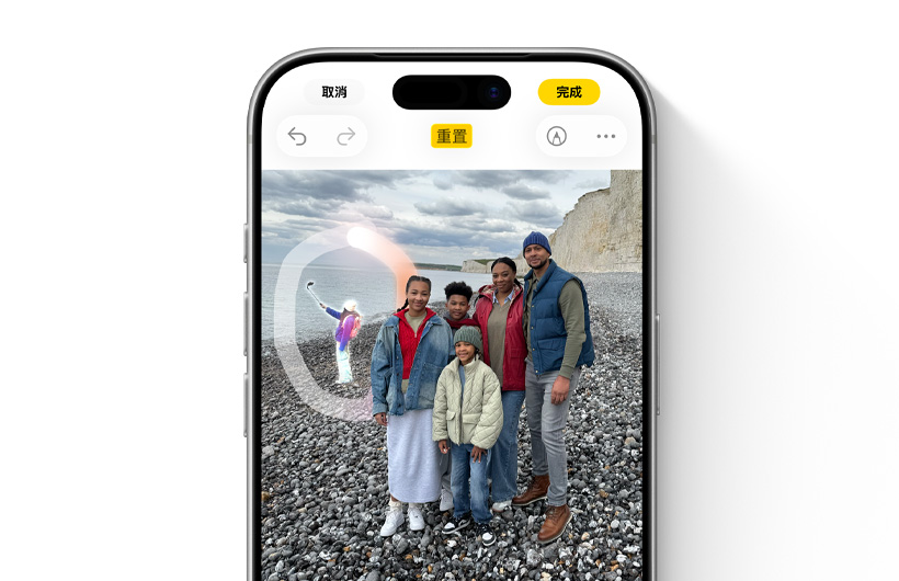 清除功能體驗的使用者介面，顯示在照片的背景中圈選出要移除的人物