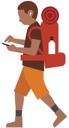 شخص يحمل على ظهره حقيبة خاصة بالرحلات الطويلة ويضع في أذنه وسيلة مساعدة للسمع وينظر نحو الأسفل إلى جهاز iPhone في يده