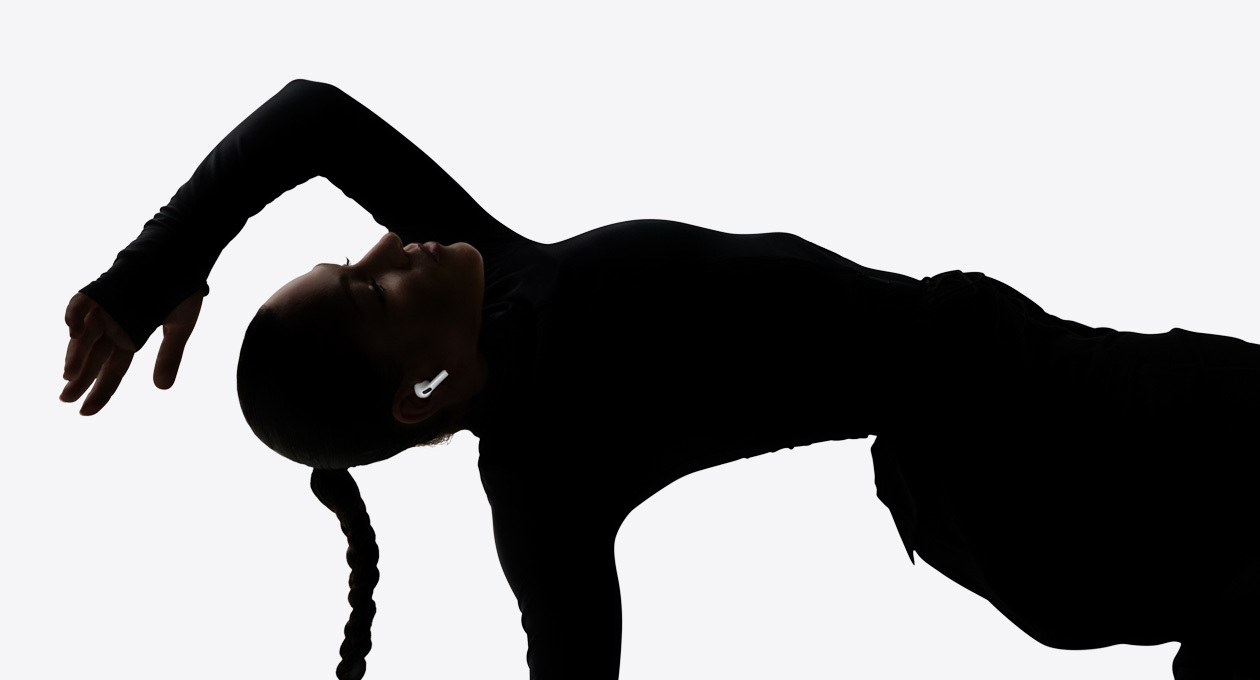 AirPods Pro 3 dikenakan di telinga seorang penari yang sedang menikmati pengalaman mendengarkan bebas-genggam