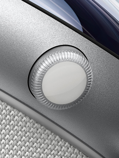 لقطة جانبية مقرّبة لجهاز Apple&nbsp;Vision&nbsp;Pro تعرض التاج الرقمي