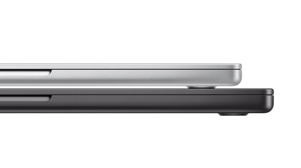 Vista lateral de dos laptops Mac cerradas, ubicadas una sobre otra.