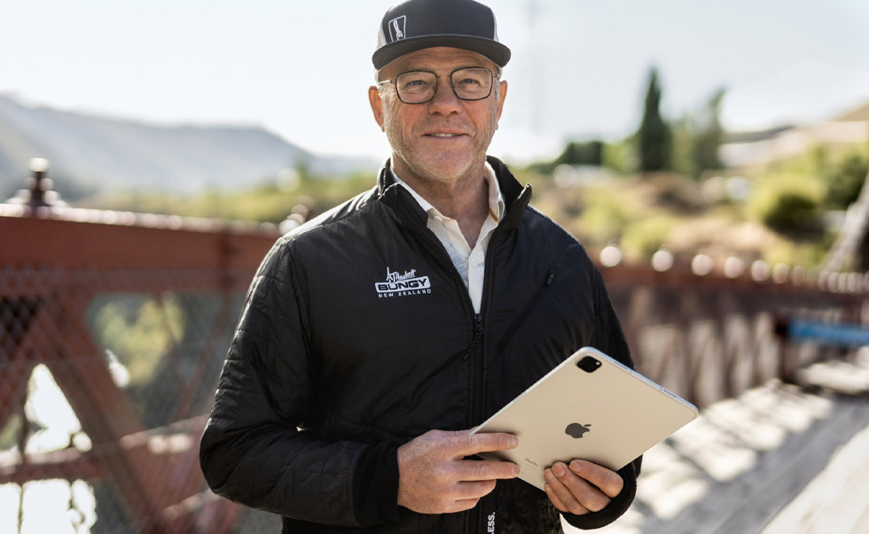 Henry van Asch คือกรรมการผู้จัดการและผู้ร่วมก่อตั้ง AJ Hackett Bungy New&nbsp;Zealand