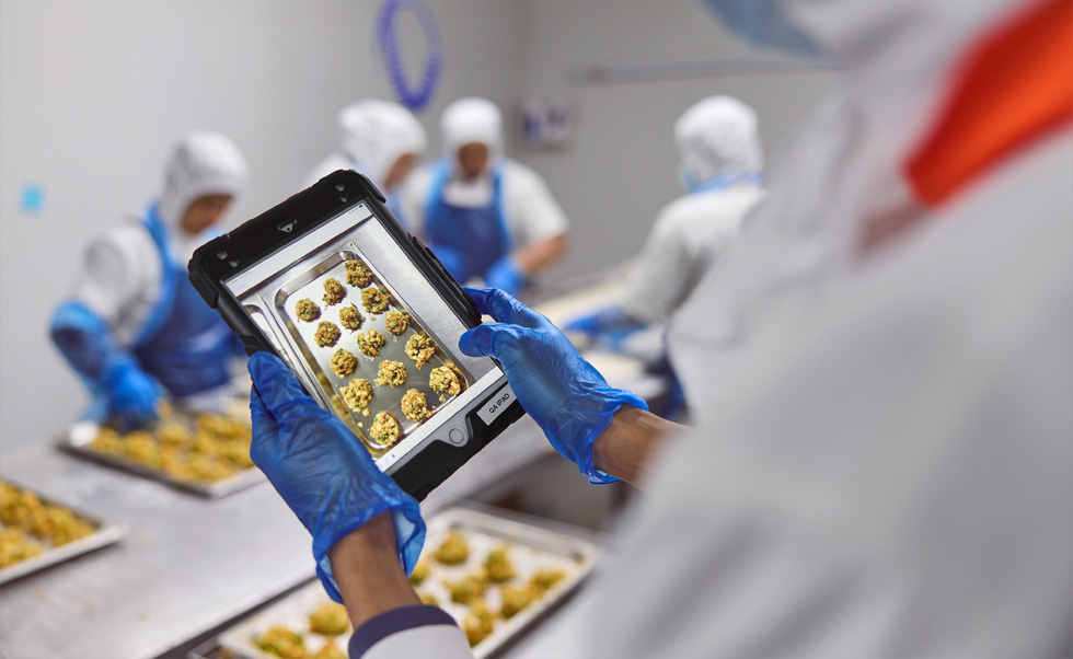 พนักงานตรวจสอบการควบคุมคุณภาพบน iPad