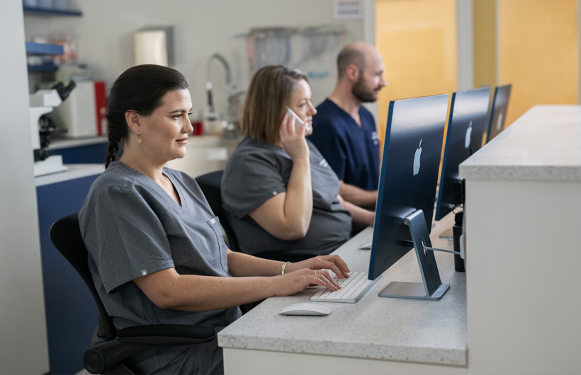 iMac 方便公司團隊存取病患記錄。