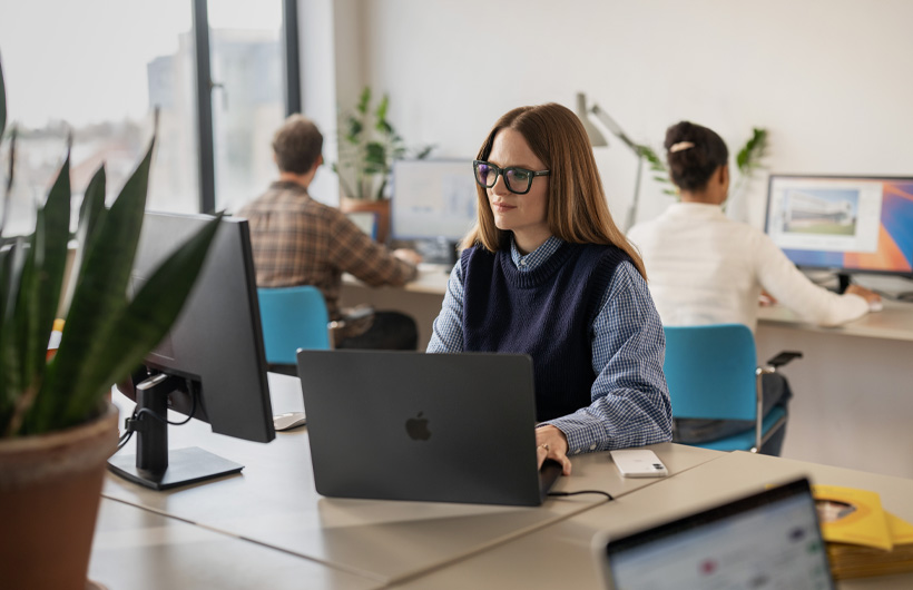 Hello Vet 的市場推廣團隊運用 MacBook Pro 進行創作和協作。