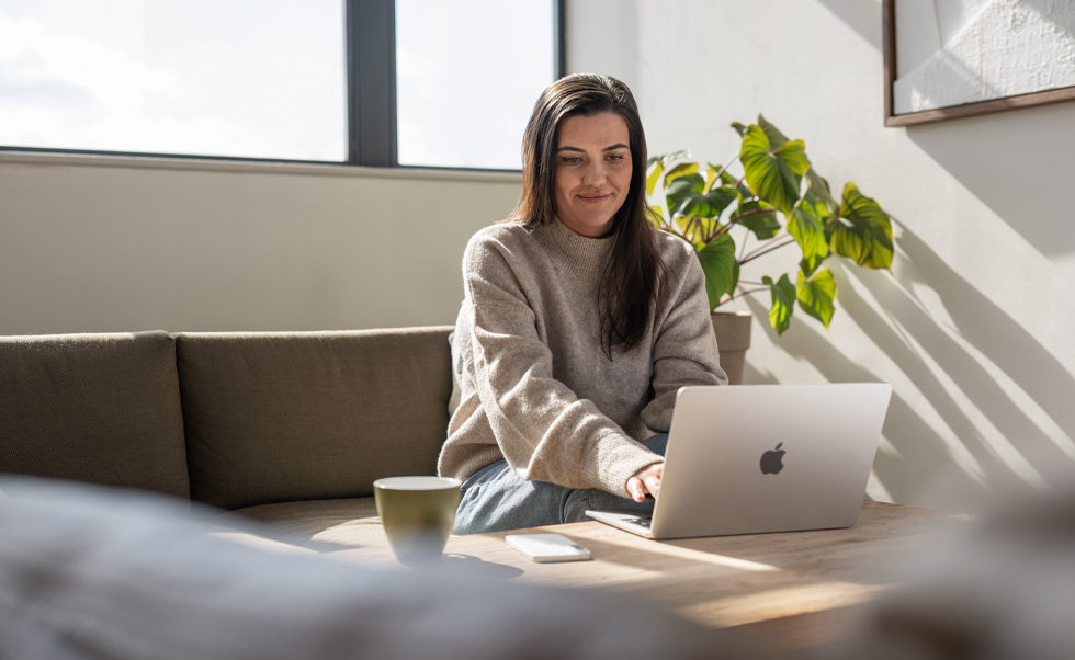 在家中，護士只需透過 MacBook Air 即可給予建議，並為客户消除疑慮。