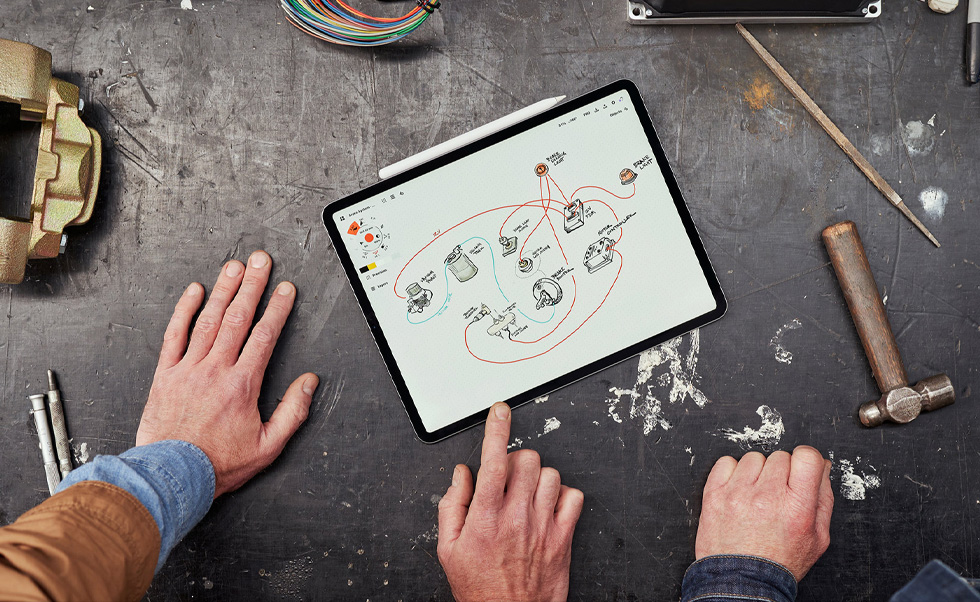 團隊使用 iPhone、iPad 和 Apple Pencil 來掃描車輛，製作 moodboards，並設計 3D 模型。 