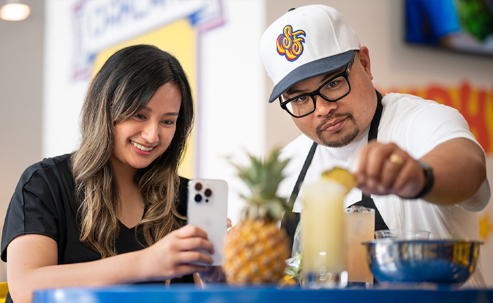 Il team usa iPhone per creare contenuti coinvolgenti da condividere con la clientela.