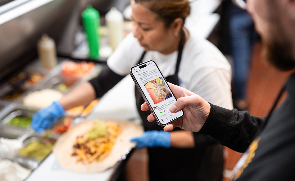 Con Slack su iPhone, lo staff di Señor Sisig comunica facilmente tra vari punti vendita.