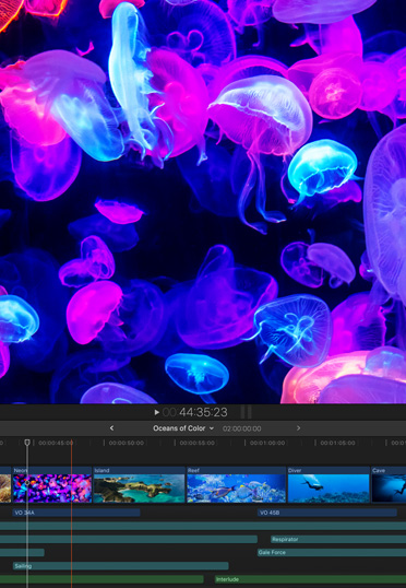 Sebuah desktop Mac. Aplikasi Final Cut Pro ditampilkan.