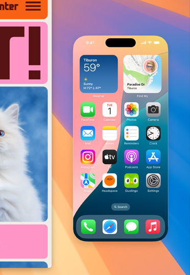 Sebuah desktop MacBook menampilkan layar iPhone ukuran penuh dengan berbagai widget. Jendela browser di sebelah kiri menampilkan latar belakang warna-warni.