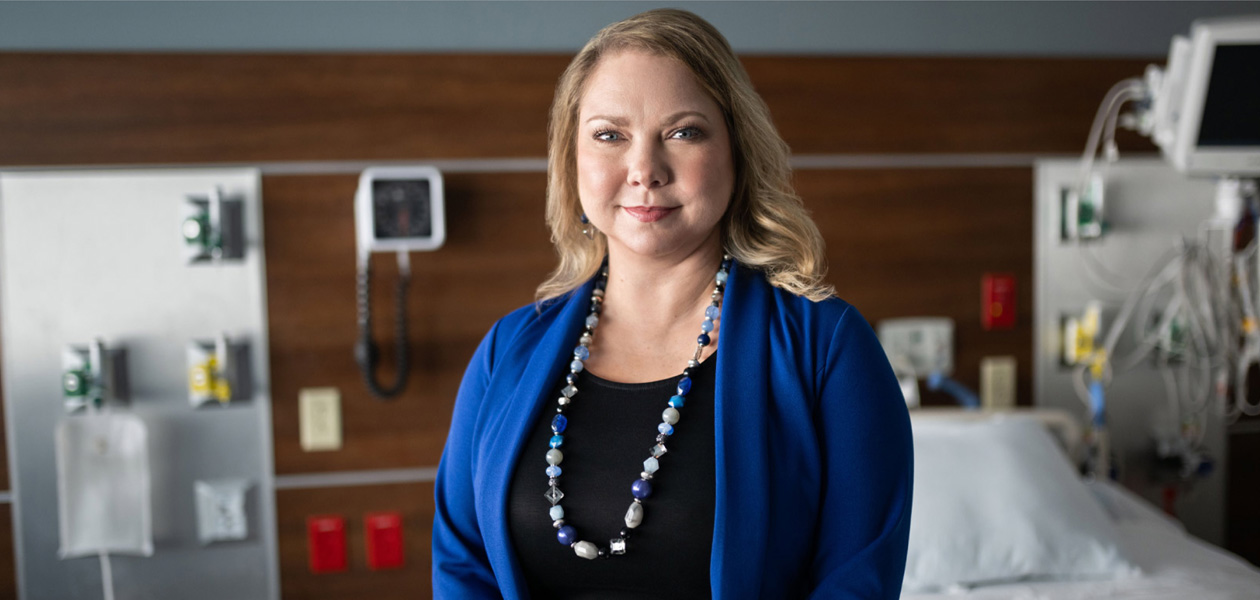 Profissional de saúde em um quarto de hospital.