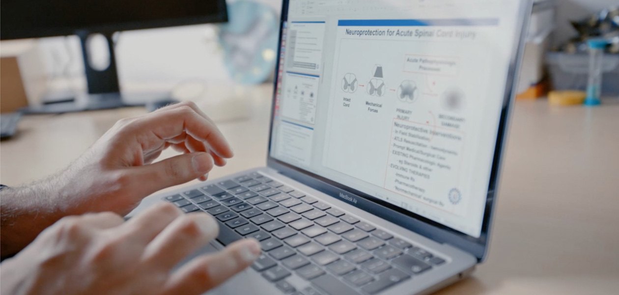 Mãos digitando em um MacBook Pro.